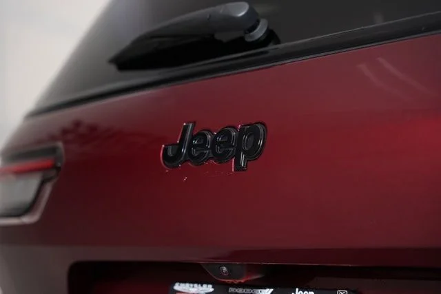 New 2025 Velvet Red Pearl-Coat Exterior Paint Jeep Limited image 43
