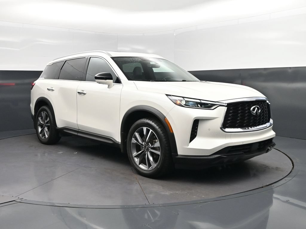 Certified Used 2023 White INFINITI LUXE image 9