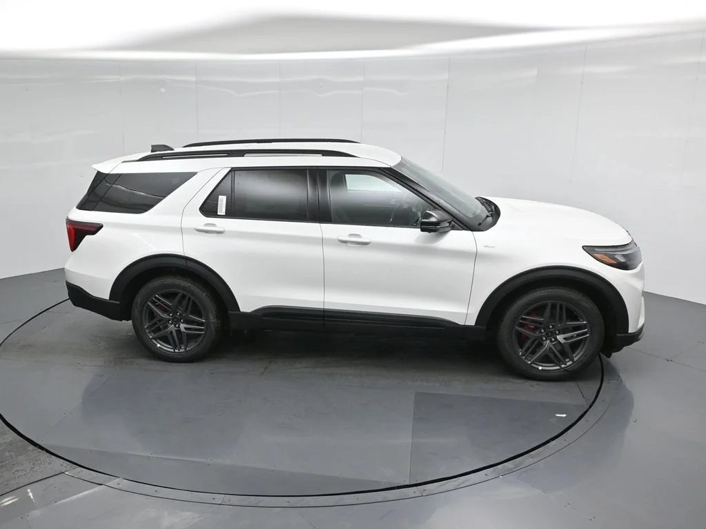New 2026 Star White Metallic Tri-Coat Ford ST-Line image 53