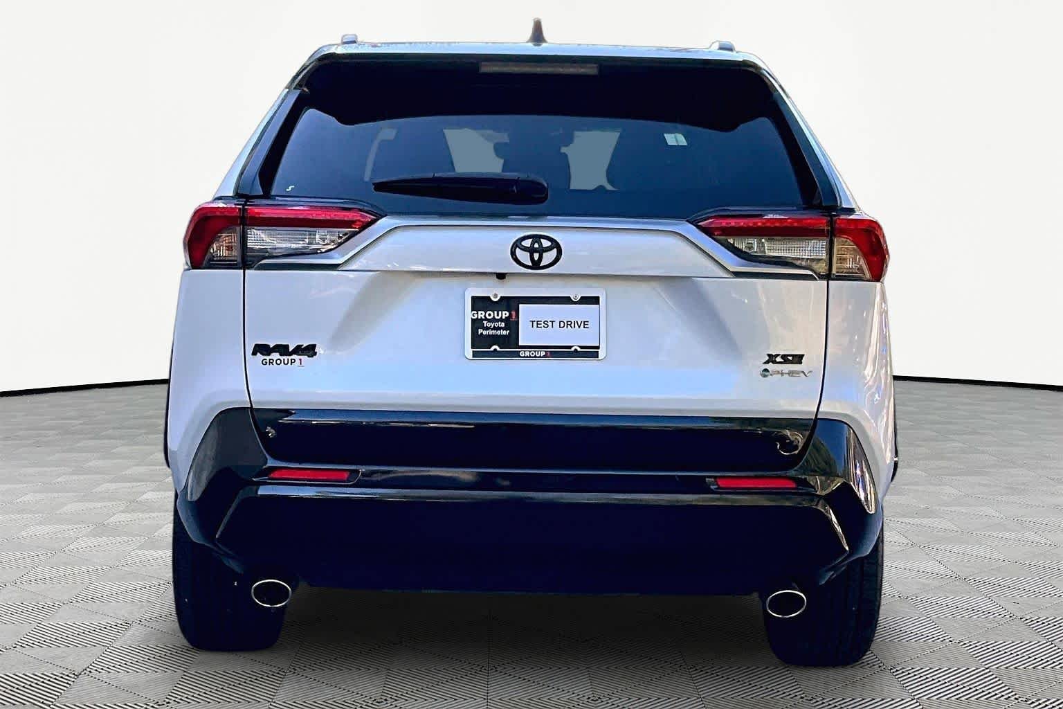 Used 2025 Wind Chill Pearl/Midnight Black Metallic Toyota XSE image 5