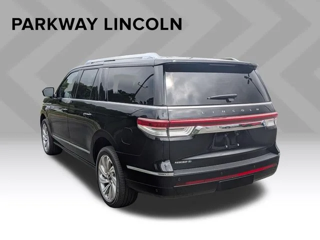 Used 2023 Black Lincoln Reserve image 7