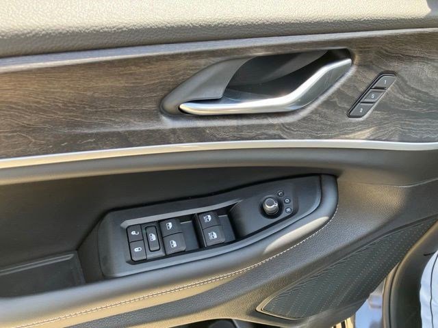 New 2026 Baltic Gray Metallic Clear-Coat Exterior Paint Jeep Limited image 9