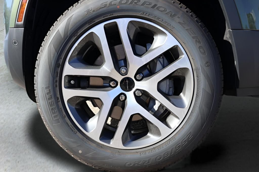 Certified Used 2026 Green Land Rover S image 9