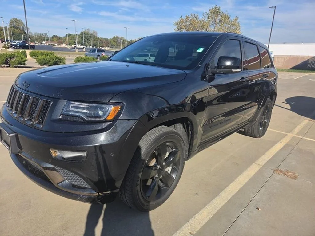 Used 2016 Brilliant Black Crystal Pearlcoat Jeep High Altitude image 4