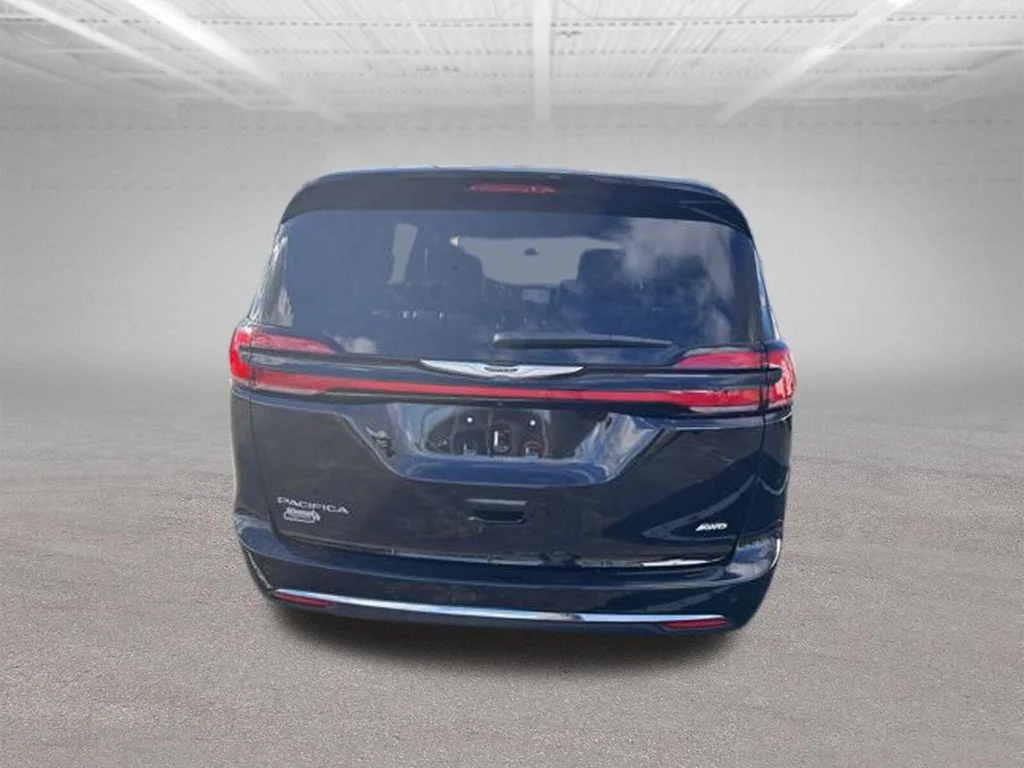 New 2026 Diamond Black Crystal Pearl-Coat Exterior Paint Chrysler Select image 6