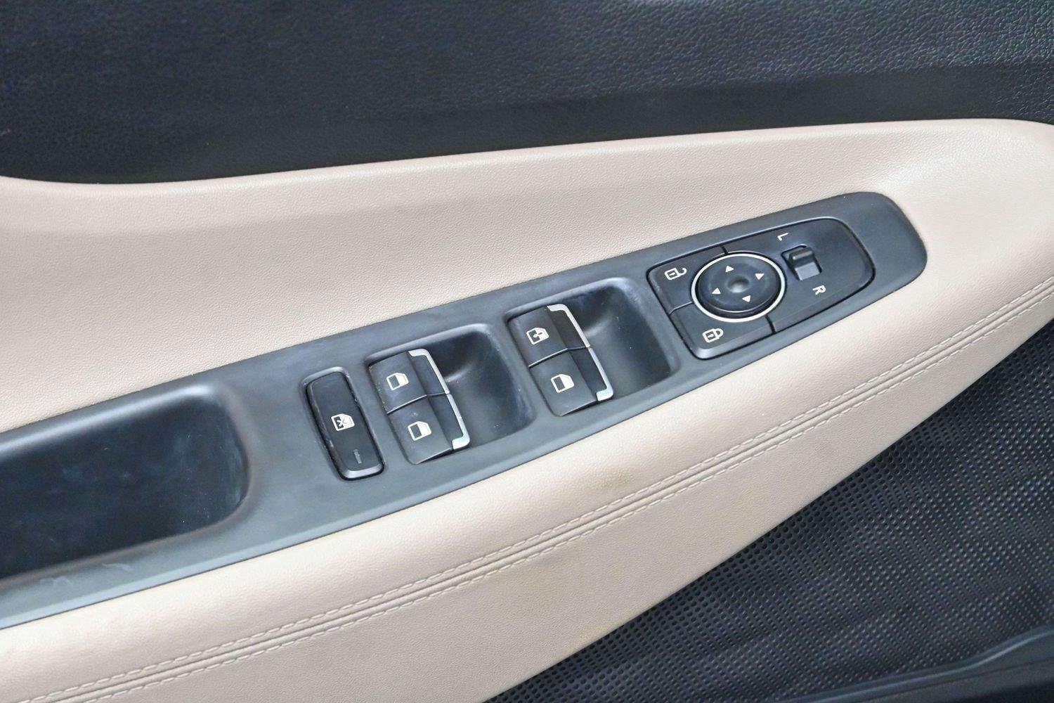 Used 2022 Quartz White Hyundai SE image 11