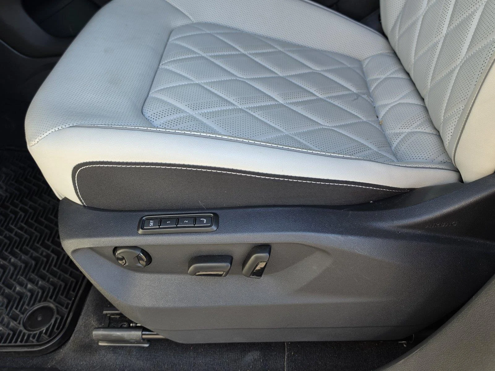 Used 2025 Opal White Pearl Volkswagen 2.0T SEL Premium R-Line image 26