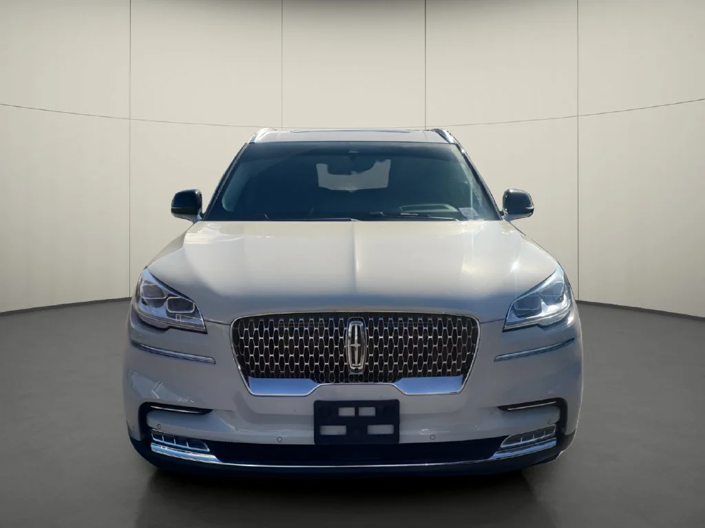 Used 2022 White Lincoln Reserve image 2