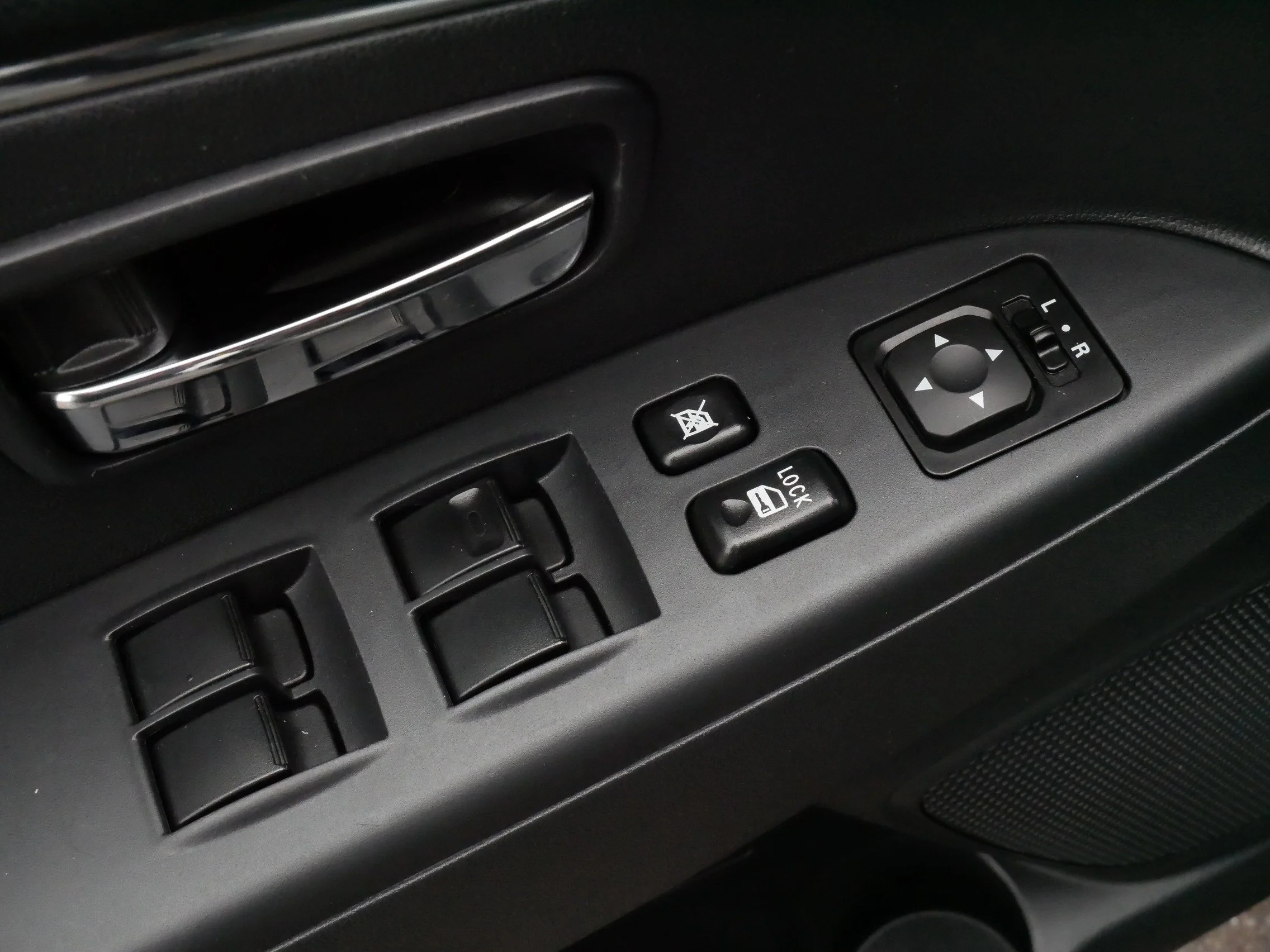 Used 2025 Mercury Gray Metallic Mitsubishi ES image 19