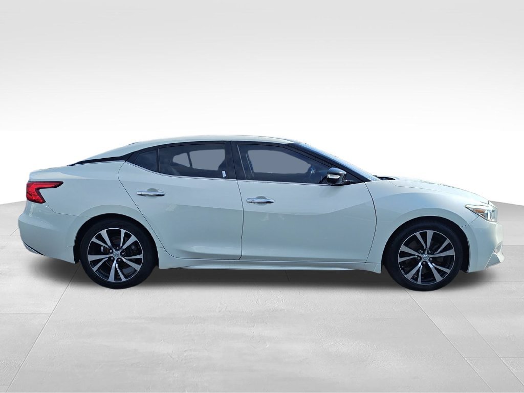 Used 2018 White Nissan Platinum image 6