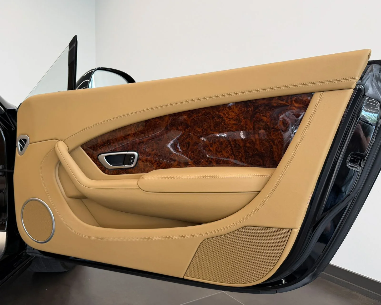 Used 2014 Black Bentley Base image 27