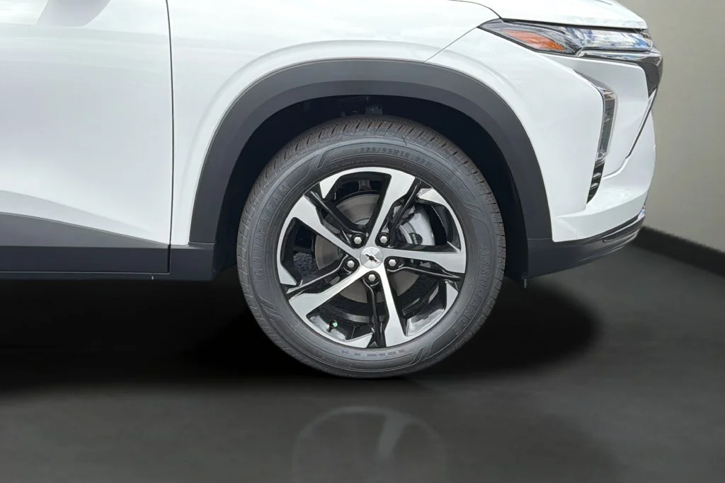 New 2026 Summit White Chevrolet 1RS image 9