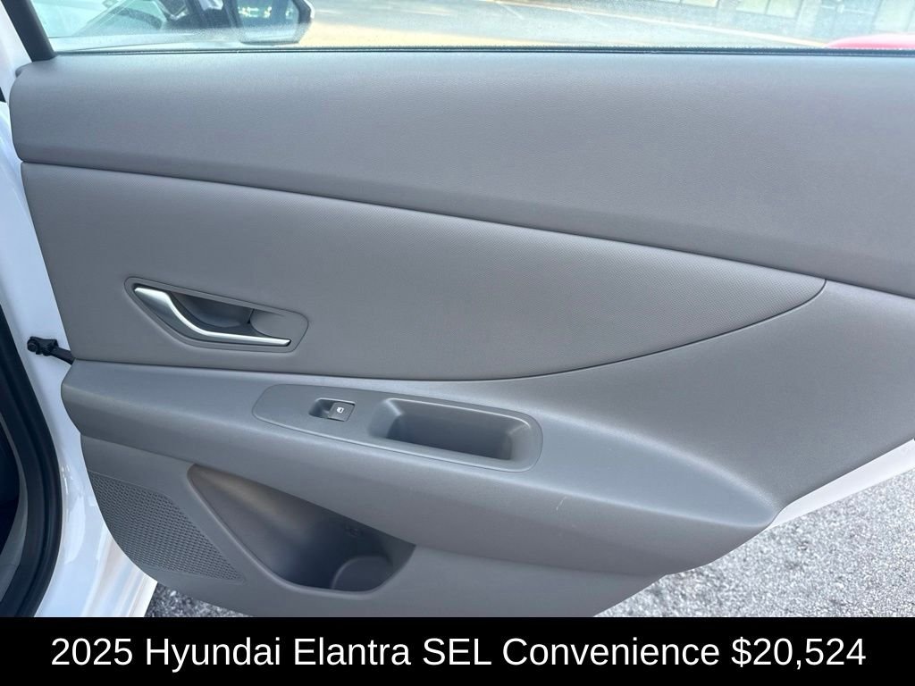 Used 2025 White Hyundai SEL Convenience image 19