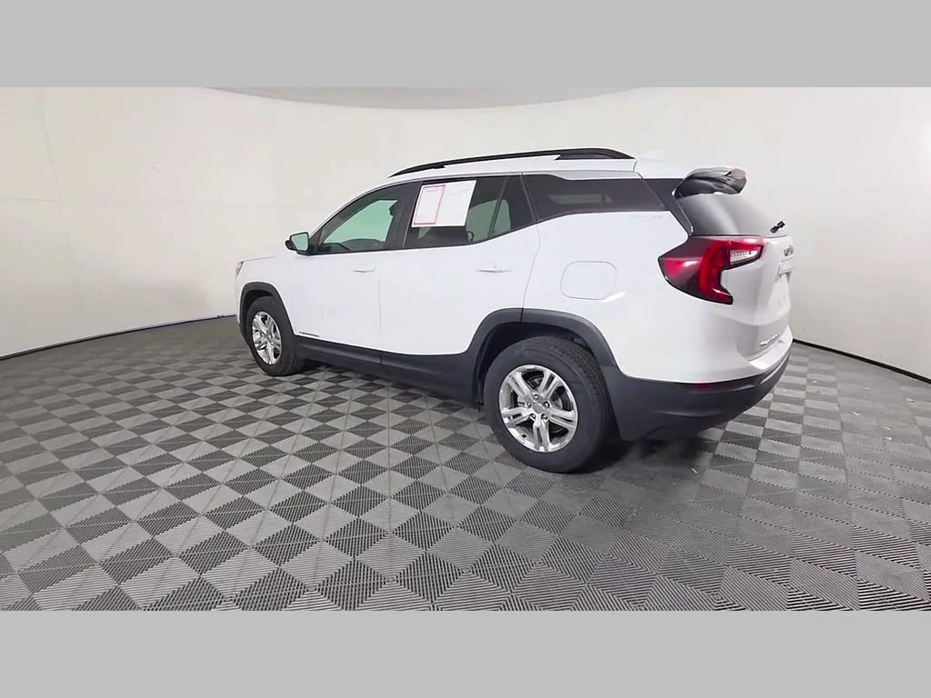 Used 2022 Summit White GMC SLE image 44