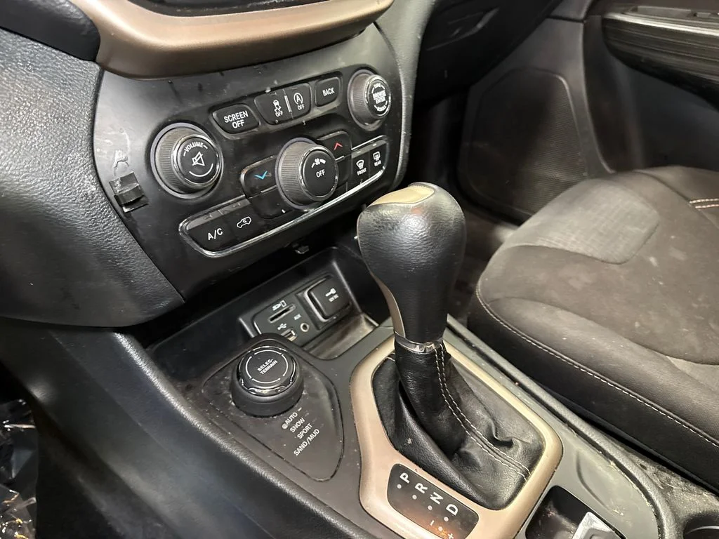 Used 2015 Red Jeep Latitude image 18