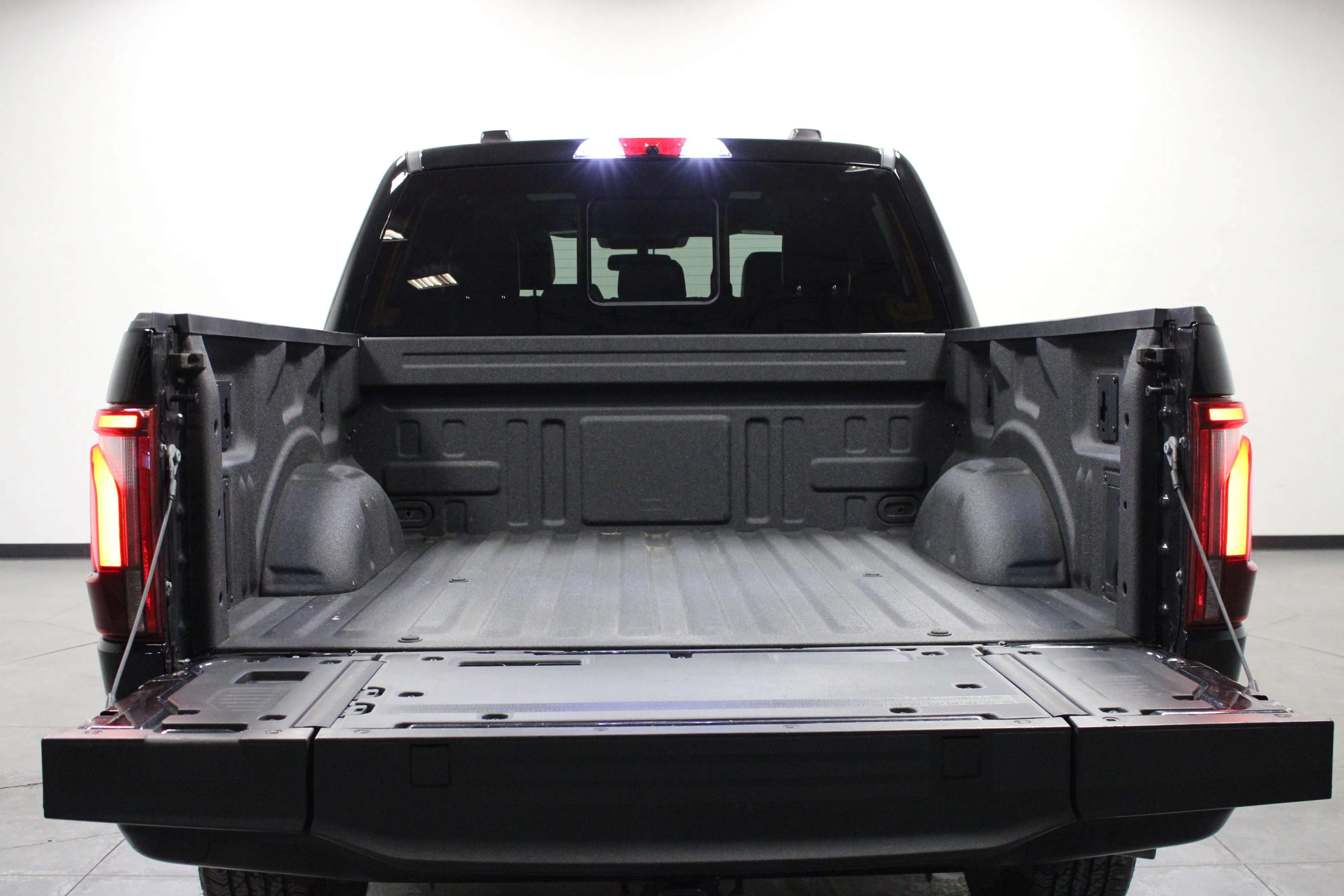 Used 2025 Agate Black Metallic Ford Platinum image 15