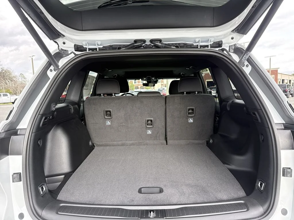 New 2026 Bright White Clear-Coat Exterior Paint Jeep Laredo image 27
