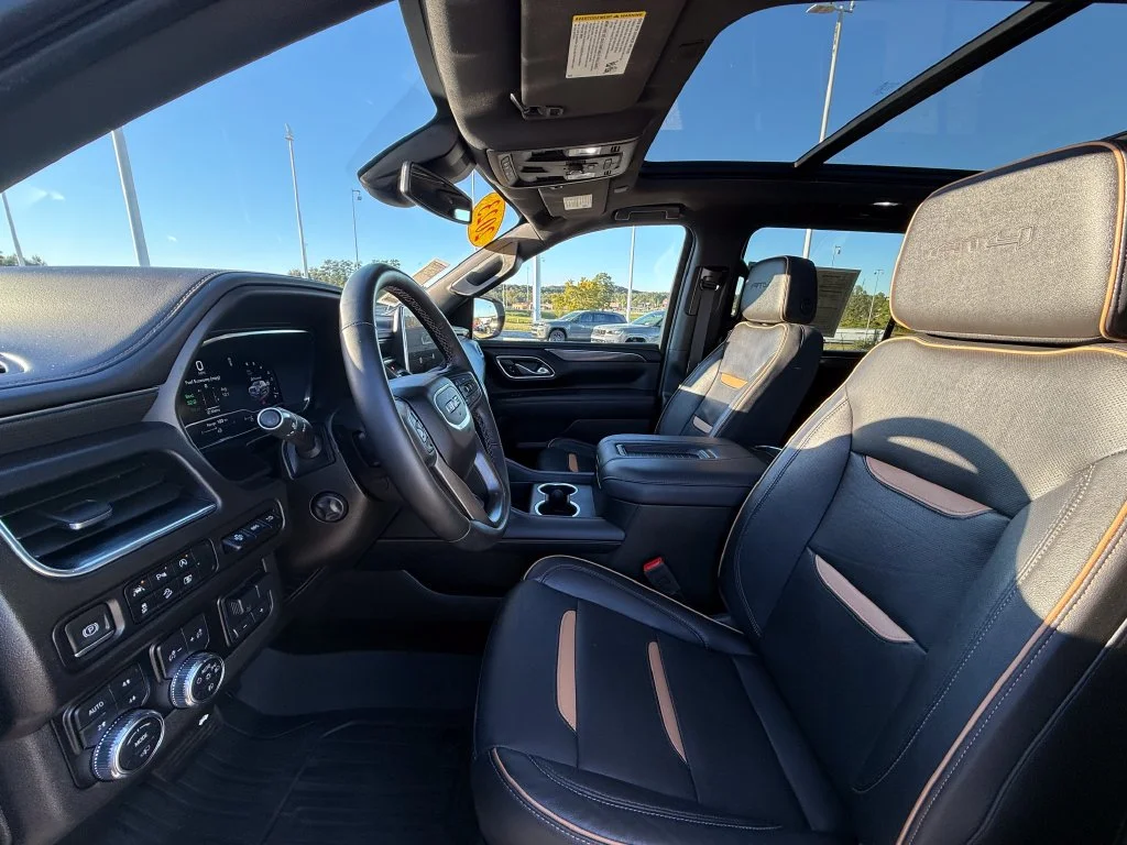 Used 2023 White GMC AT4 image 18