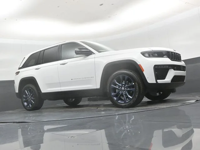 New 2026 Bright White Clear-Coat Exterior Paint Jeep  image 39
