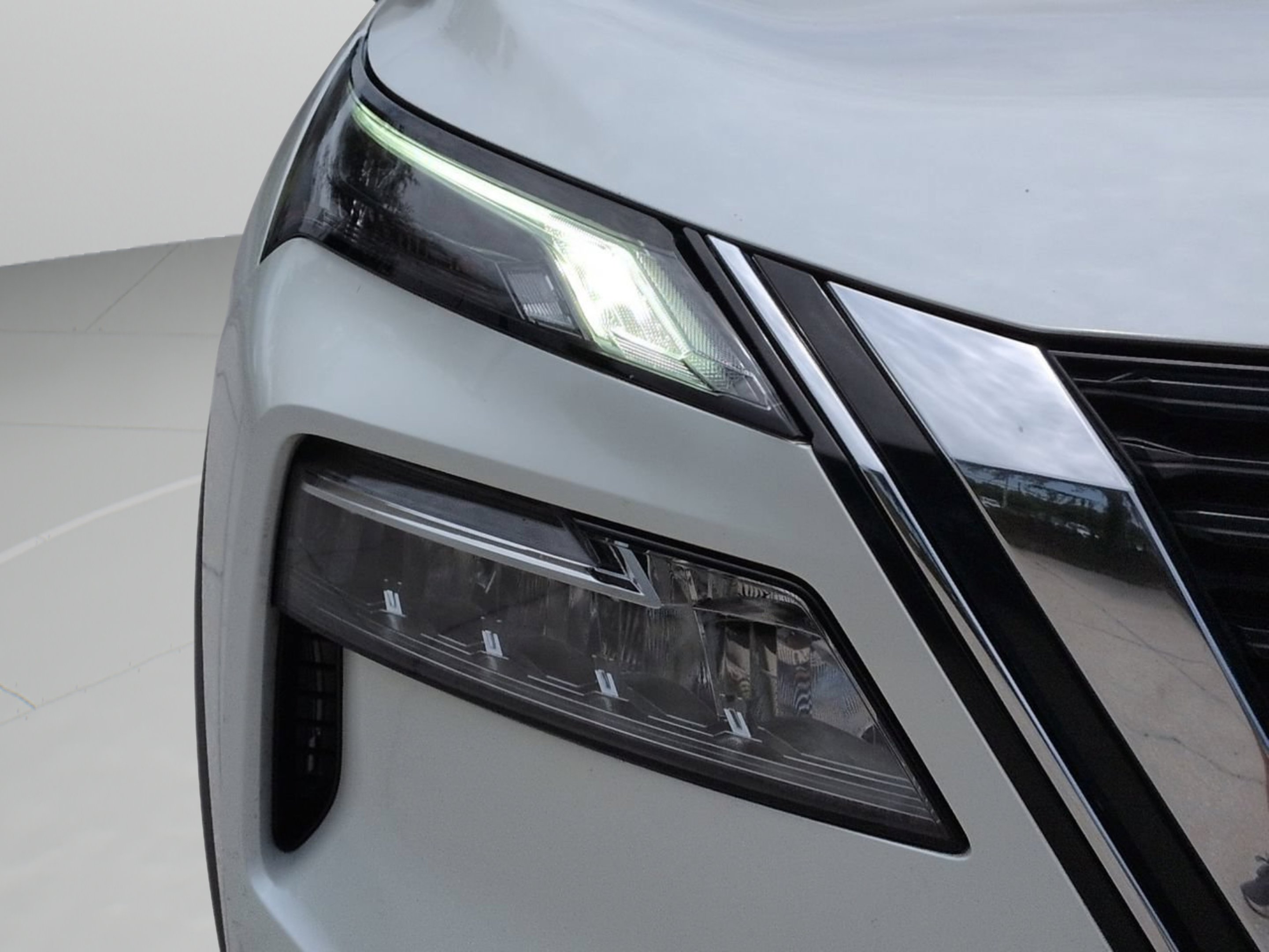 Used 2023 Pearl White Tricoat Nissan SV image 12