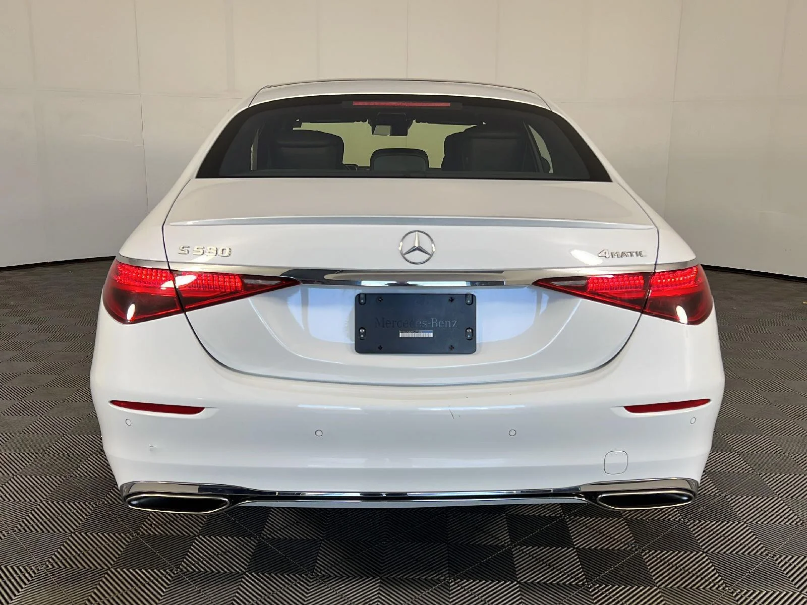 Used 2024 MANUFAKTUR Moonlight White Metallic Mercedes-Benz S 580 image 21