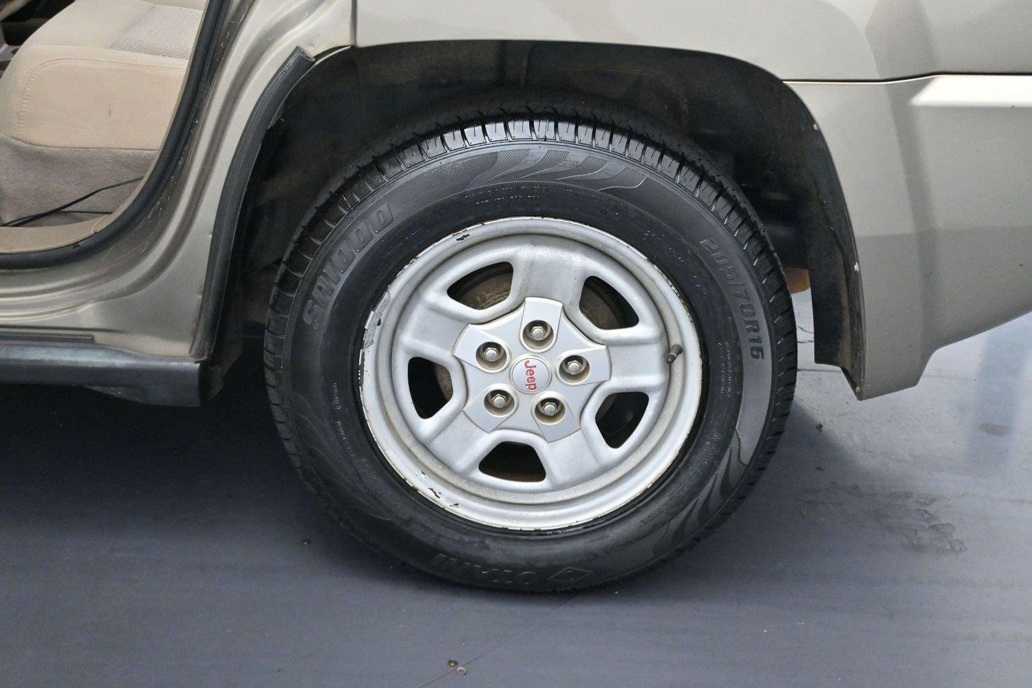 Used 2008 Light Khaki Metallic Jeep Sport image 27