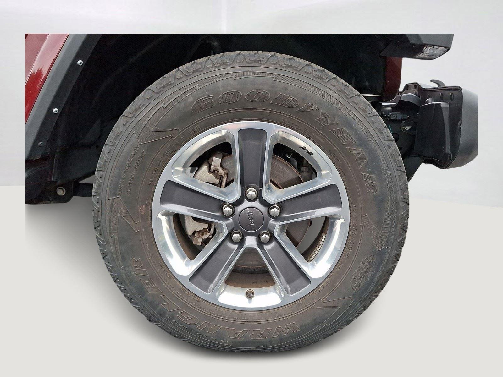 Used 2021 Snazzberry Pearlcoat Jeep Unlimited Sahara image 9