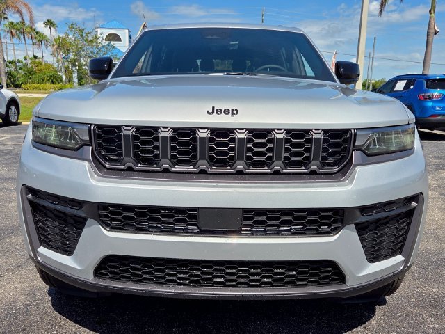 New 2026 Silver Zynith Exterior Paint Jeep Laredo Altitude image 2