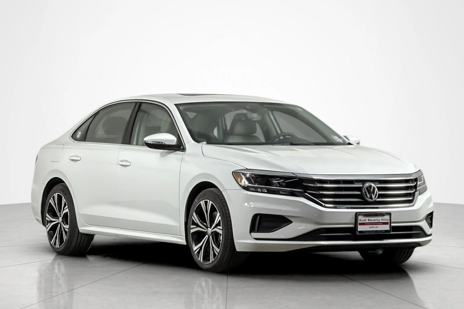 Used 2022 Pure White Volkswagen 2.0T SE Auto image 7