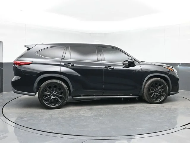 Used 2021 Black Toyota XLE image 10