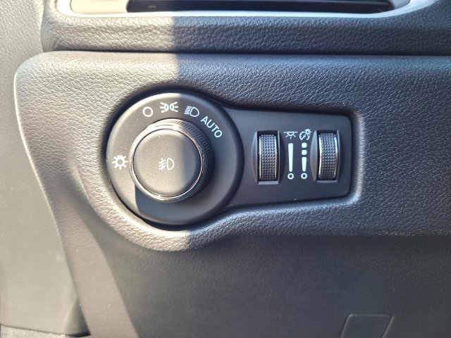 Used 2025 White Chrysler Select image 16