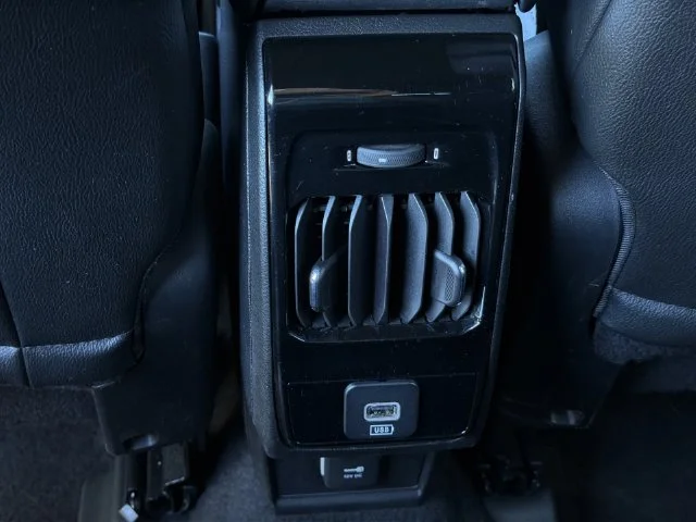 Used 2024  Jeep Limited image 18