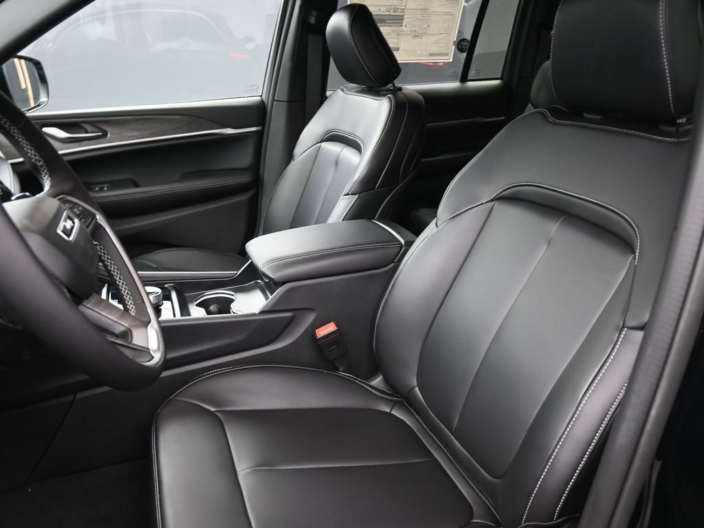 New 2026 Diamond Black Crystal Pearl-Coat Exterior Paint Jeep Limited image 33