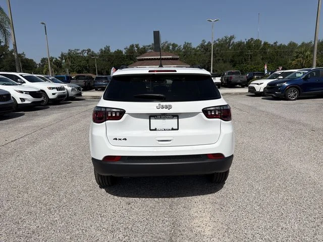 New 2026 Bright White Clearcoat Jeep Latitude image 5