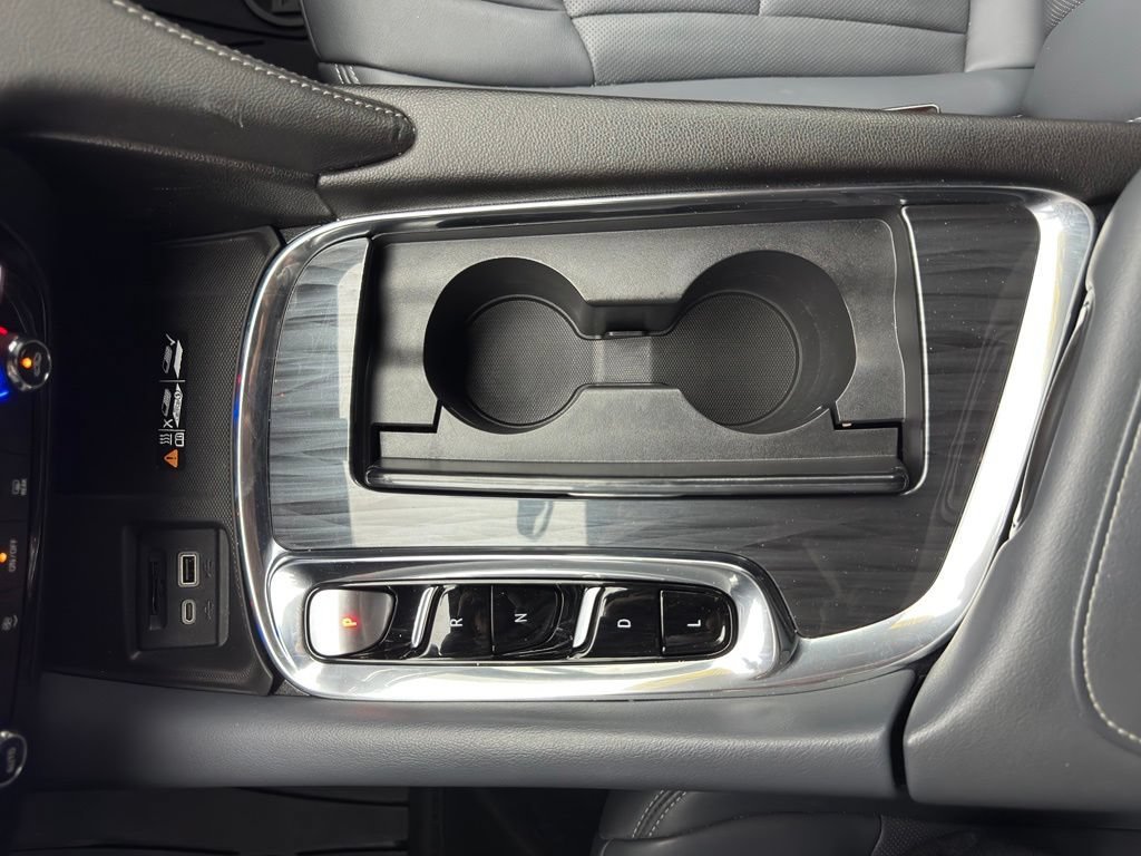 Used 2023 Summit White Buick Essence image 32