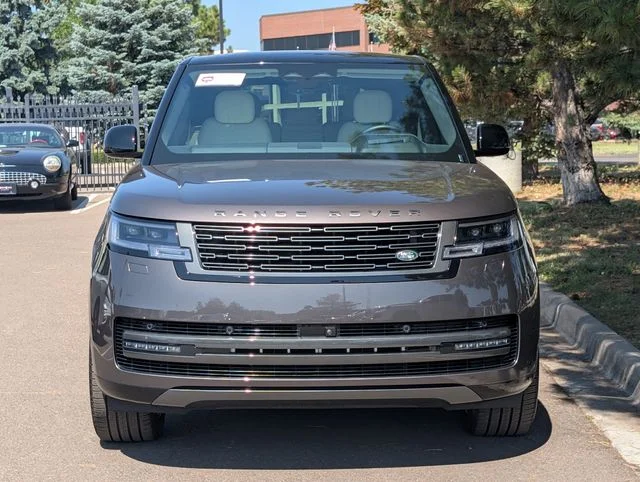Used 2025  Land Rover SE image 6