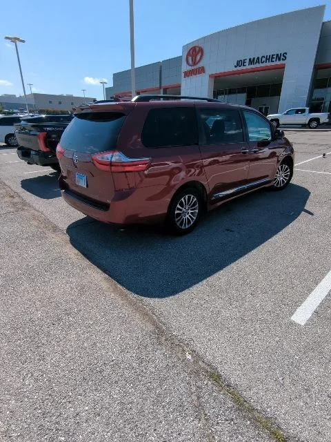 Used 2018 Red Toyota XLE image 15
