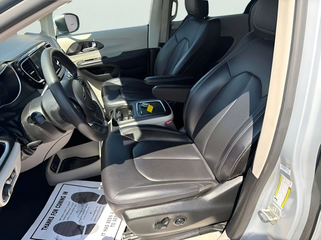 Used 2023 Silver Mist Clearcoat Chrysler Touring L image 21