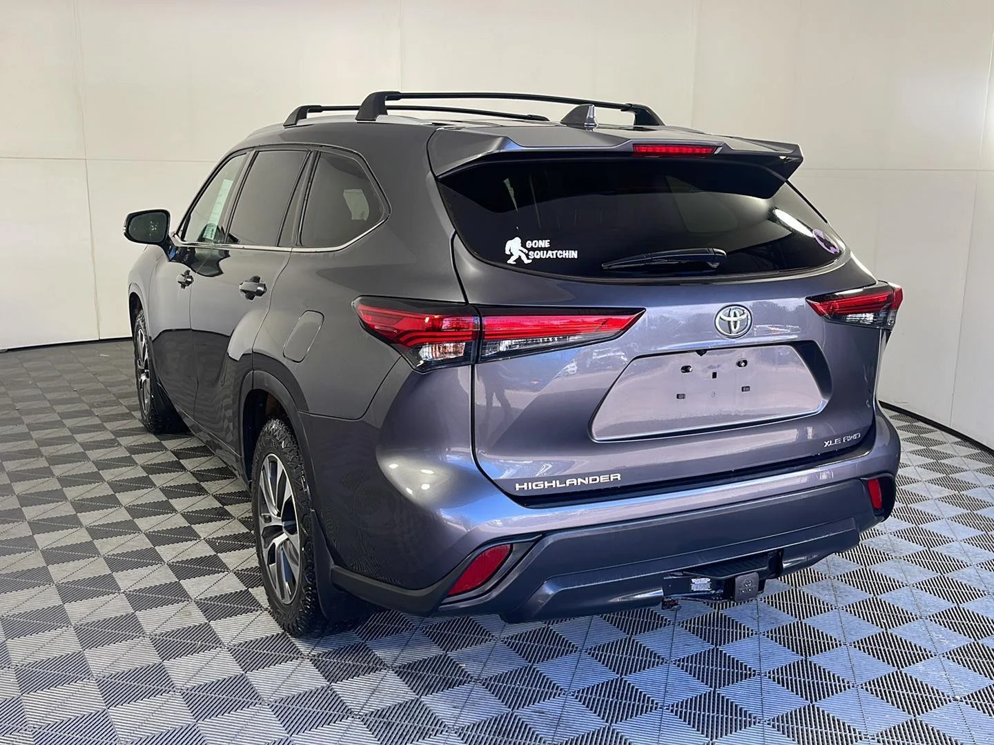 Used 2022 Magnetic Gray Metallic Toyota XLE image 9