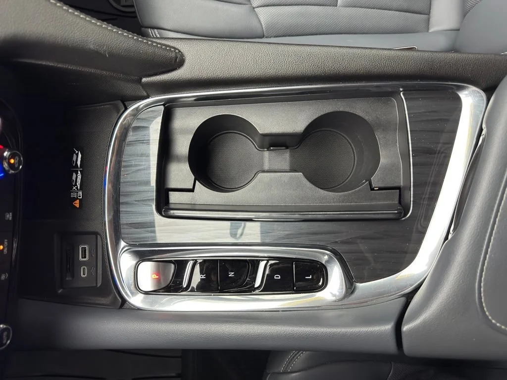 Used 2023 Summit White Buick Essence image 32