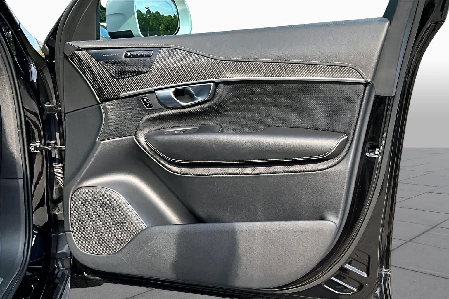 Used 2019 Onyx Black Metallic Volvo R-Design image 23