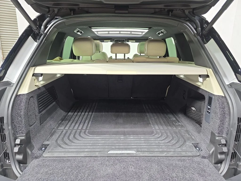 Used 2025  Land Rover SE image 25