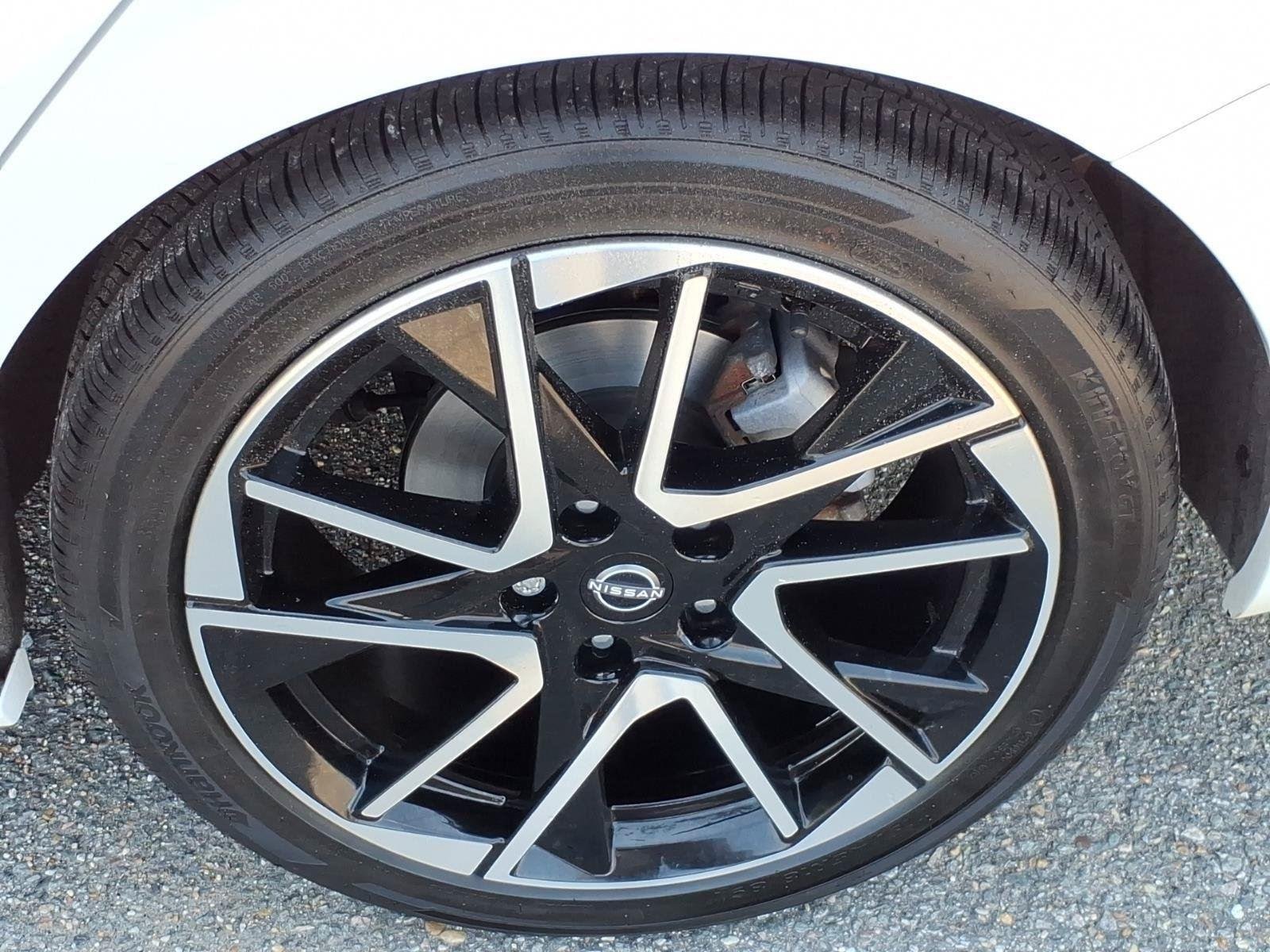 Used 2025 Aspen White Tricoat/Super Black Nissan SR image 5