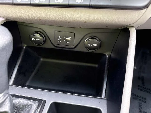Used 2020 White Hyundai SE image 28
