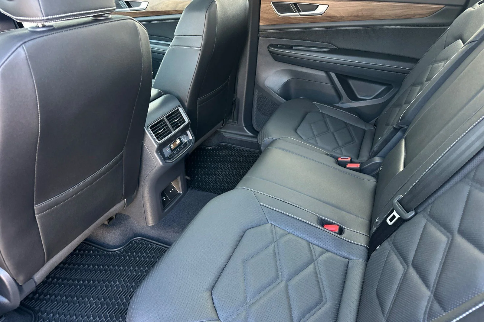 New 2026 Silver Volkswagen 2.0T SE w/Technology image 10
