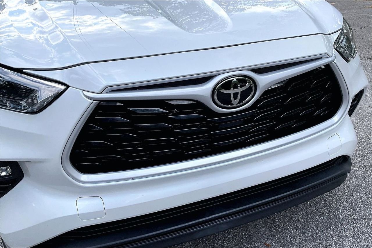 Certified Used 2025 Beige Toyota XLE image 34