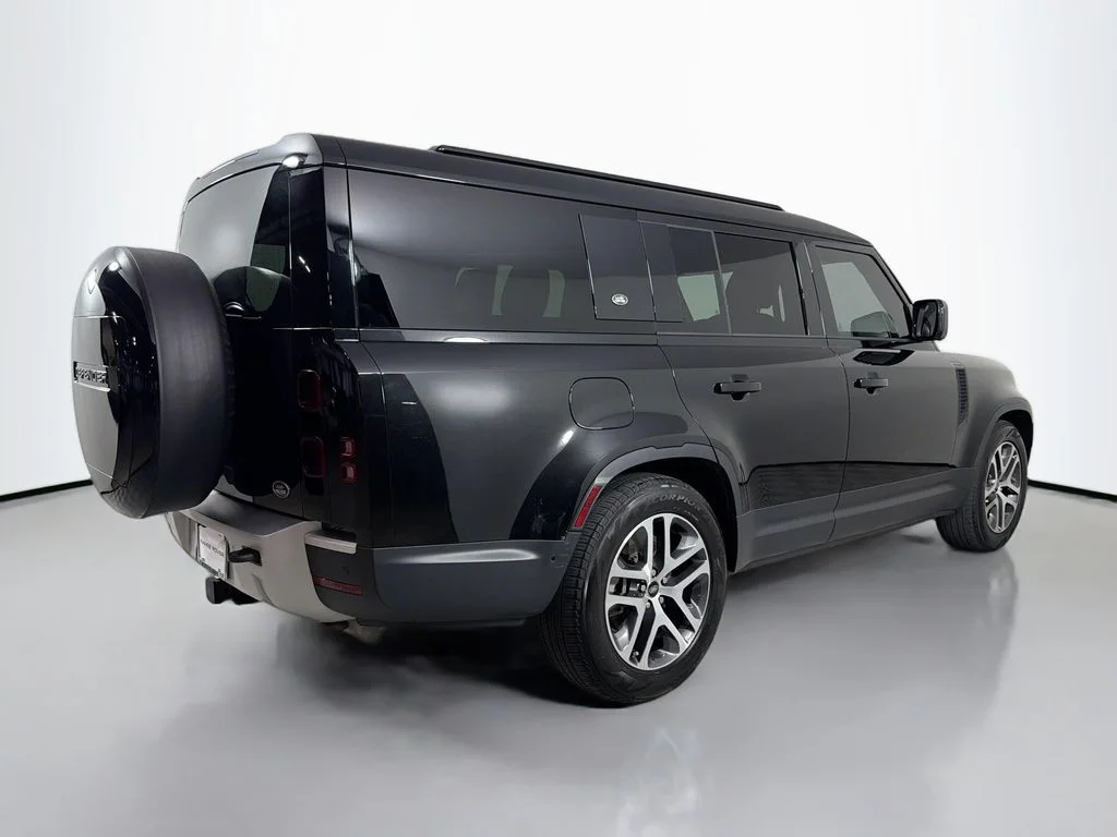Used 2023 Santorini Black Metallic Land Rover SE image 5