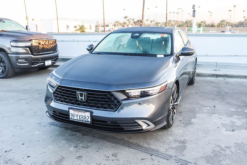 Used 2025 Meteorite Gray Metallic Honda Touring image 4