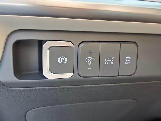 New 2027 White Hyundai SE FWD image 28