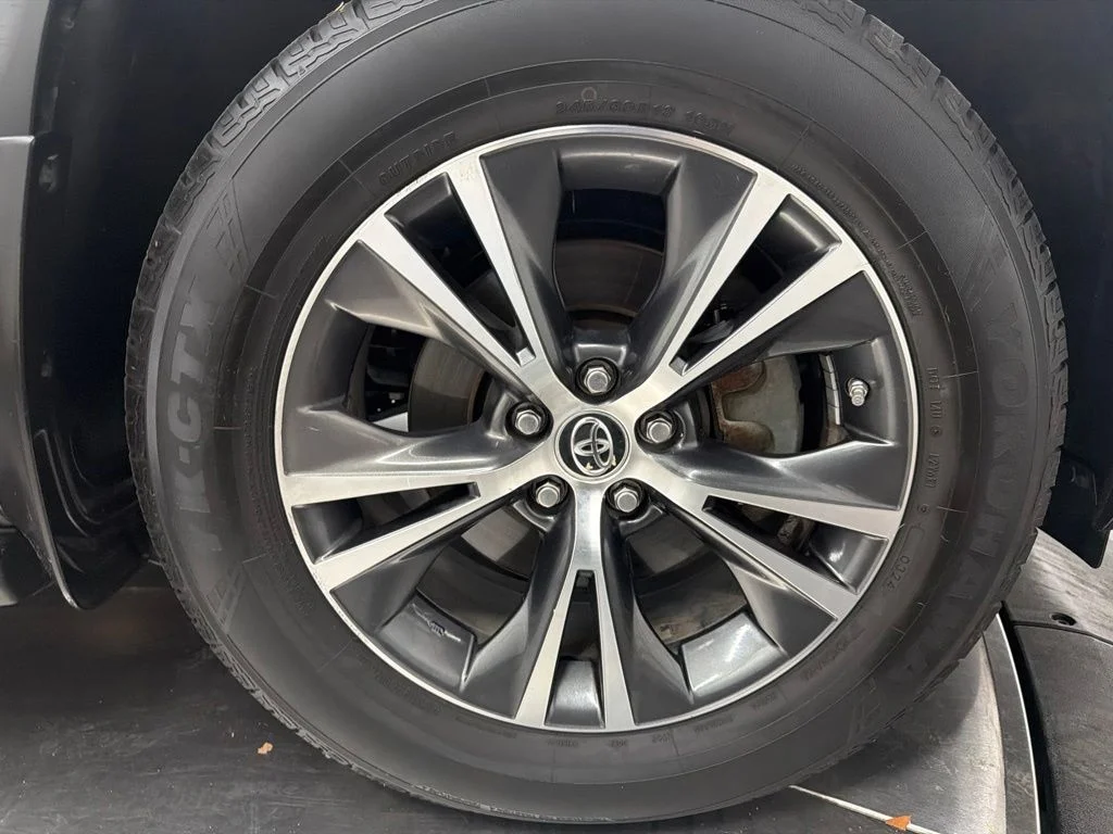 Used 2016 Gray Toyota XLE V6 image 26